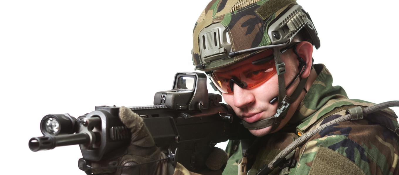 zdjęcia żołnierza celującego z bronii